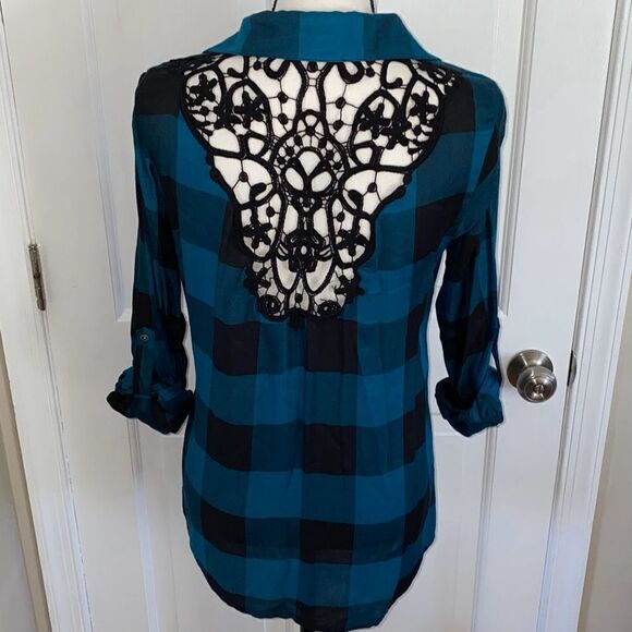 🔥3/$20🔥 New York & Company button up blouse with back crochet cutout size XS - Picture 6 of 10